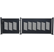 Gartenzaun und Gartentor aus Metall mit Streifenmuster