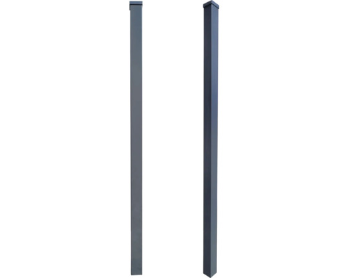 Zwei Zaunpfosten aus Metall mit quadratischen Abdeckungen