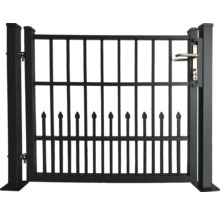 Schwarzes Gartentor aus Metall mit Griff und Verriegelung