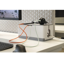 Kabelbox auf einem Schreibtisch mit Kopfhörern und elektronischen Geräten für Kabelmanagement