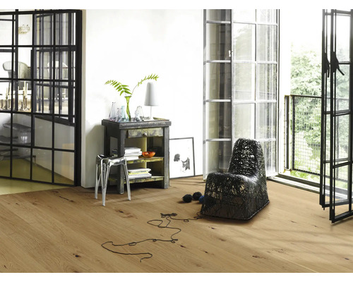 Heller Raum mit Holzboden, Sessel und Dekoration