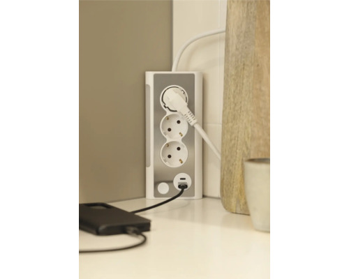 Mehrfachsteckdose mit USB-Anschluss und eingesteckten Geräten