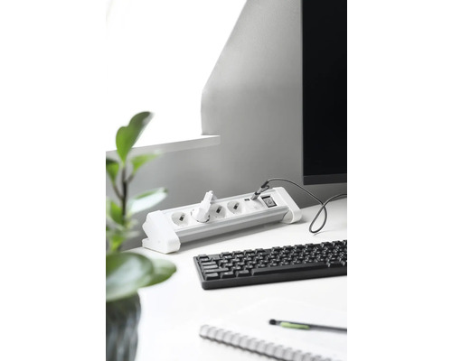 Steckdosenleiste mit USB-Anschluss auf Schreibtisch