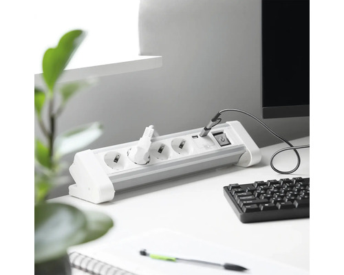 Steckdosenleiste mit USB-Anschlüssen auf einem Schreibtisch