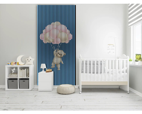 Kinderzimmer mit Wandpaneel, Regal, Nachttisch und Kinderbett