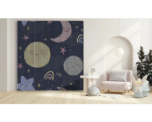 Dekorative Wandgestaltung mit Mond- und Sternmotiven in einem hellen Kinderzimmer.