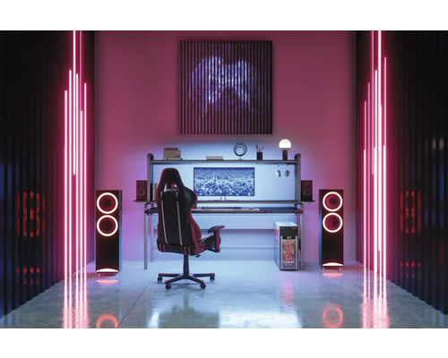 Gaming Zimmer mit Schreibtisch, Stuhl, Lautsprechern und Neonbeleuchtung