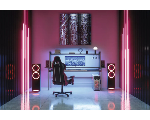 Gaming-Zimmer mit Schreibtisch, Computer, Stuhl, Lautsprechern und Neonlichtern