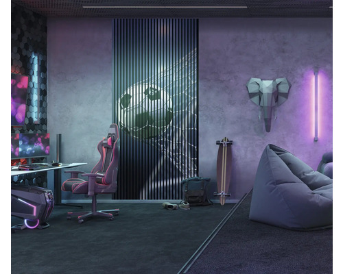 Gaming-Zimmer mit Schreibtisch, Stuhl, Sitzsack und dekorativen Elementen