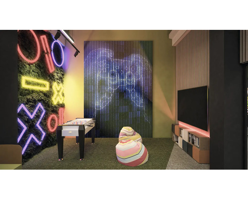 Spielzimmer mit Tischfußball, Sitzsäcken, Fernseher und beleuchteter Wanddekoration