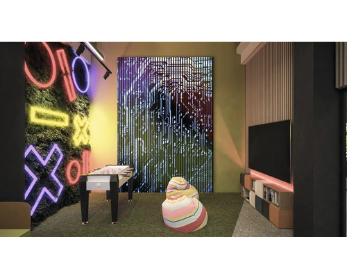 Spielzimmer mit Tischfußball, Sitzsäcken, Wanddekoration und Fernseher