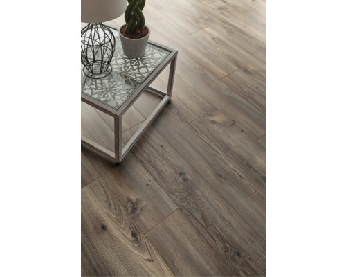 Verlegtes Laminat in Holzoptik mit Beistelltisch