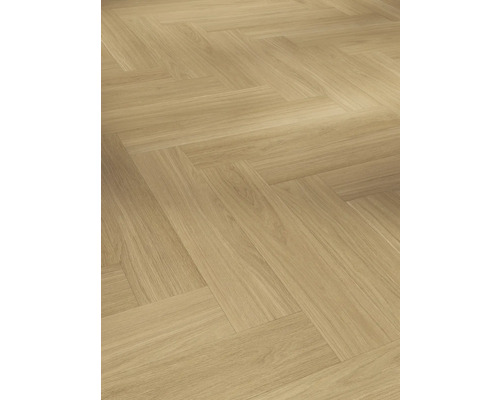 Verlegung von hellem Parkett im Fischgrätmuster