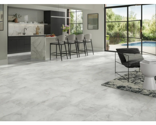 Heller Wohnraum mit Marmorfliesen, Kücheninsel und Sitzgelegenheiten