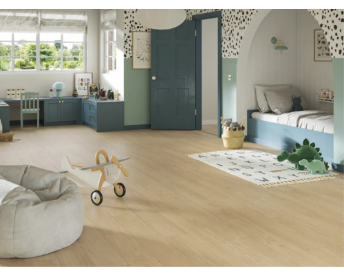 Kinderzimmer mit hellem Holzboden, Spielzeugflugzeug und Sitzsack