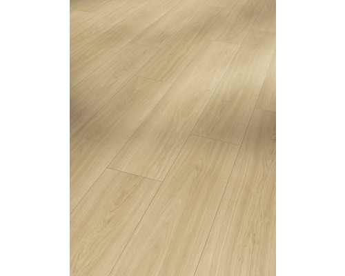 Heller Laminatboden mit Holzstruktur