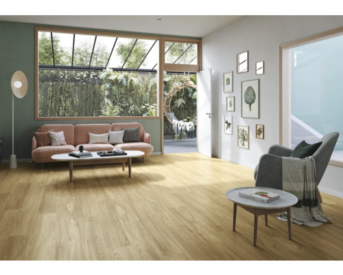 Helles Wohnzimmer mit Holzboden, Sofa und Blick in den Garten