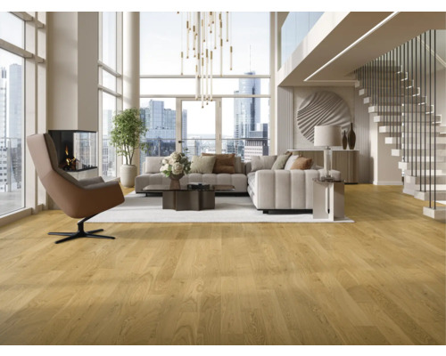 Helles Wohnzimmer mit Parkettboden, Sofa, Sessel, Treppe und Panoramafenstern