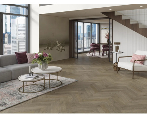 Heller Wohnraum mit Sofa, Tisch und Fischgrätparkett