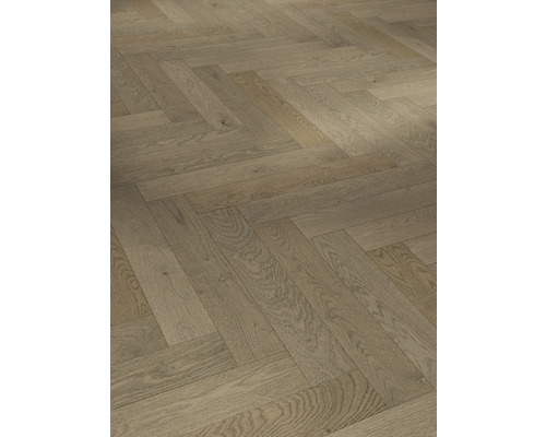 Verlegtes Parkett im Fischgrätmuster.