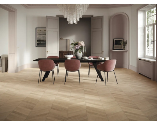 Heller Raum mit Esstisch, Stühlen und Fischgrätparkett