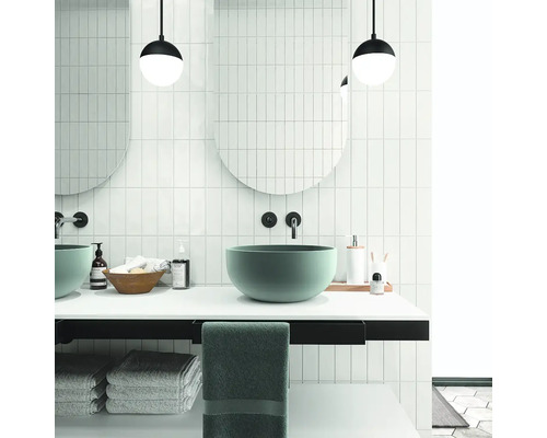 Badezimmer mit Waschbecken, Spiegel und Beleuchtung