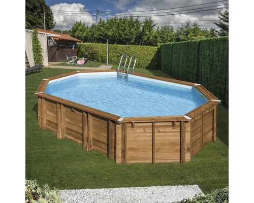 Aufstellpool mit Holzverkleidung und Leiter im Garten.