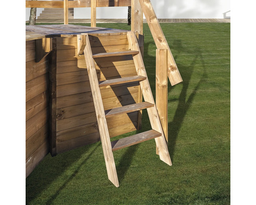 Holzleiter für Spielturm auf Rasen