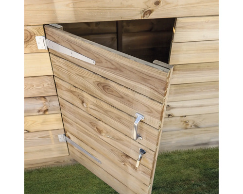 Holztür eines Gerätehauses mit Griff und Schloss