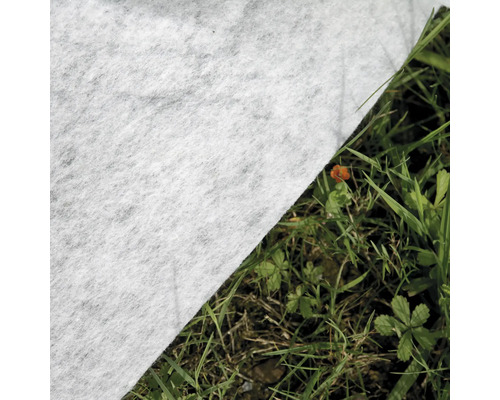 Gartenvlies auf Gras