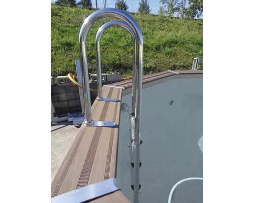 Edelstahltreppe an einem Pool