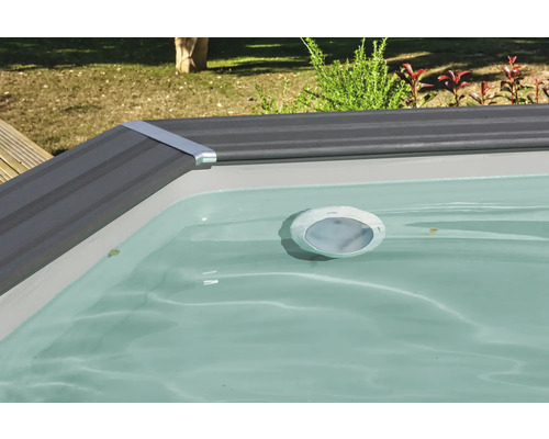 Aufnahme von einem Pool mit Oberflächenskimmer