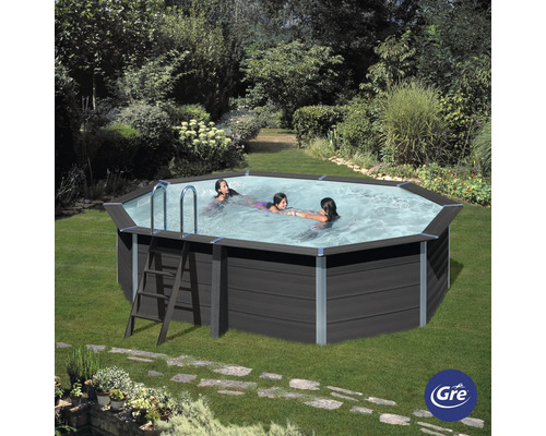 Aufstellpool im Garten mit Personen im Wasser und einer Leiter zum Ein- und Ausstieg.