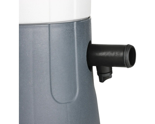 Detailansicht eines Wasserbehälters mit Auslaufhahn
