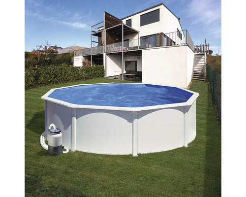 Achteckiger Swimmingpool mit Filteranlage im Garten vor einem Haus.