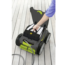 Automatische Poolreinigungsmaschine mit Filterbehälter auf einer Holzoberfläche