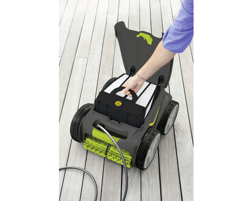 Automatische Poolreinigungsmaschine mit Filterbehälter auf einer Holzoberfläche