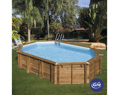 Aufstellpool mit Holzverkleidung und Leiter im Garten
