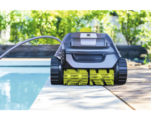 Automatische Poolreinigungsmaschine mit Rädern und Schlauch am Poolrand