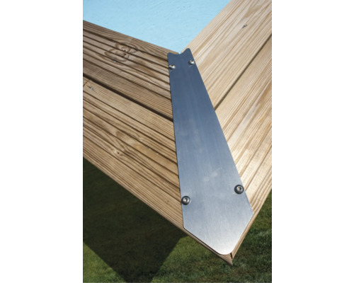 Detailansicht einer Holzterrasse mit einer silberfarbenen Eckverbindung aus Metall, die mit Schrauben befestigt ist.