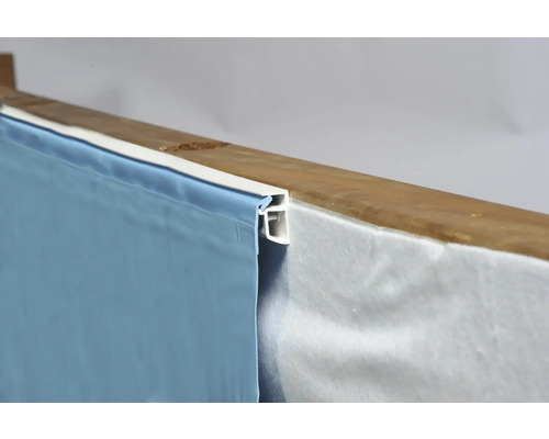 Detailansicht einer Folie, die mit einem Profil an einer Holzkonstruktion befestigt ist.