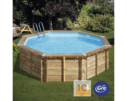 Achteckiger Holzpool mit Leiter im Garten