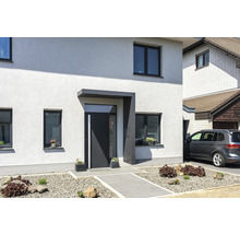 Modernes Wohnhaus mit Haustür und Fenstern