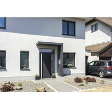 Fassade eines Wohnhauses mit Haustür, Fenstern und PKW