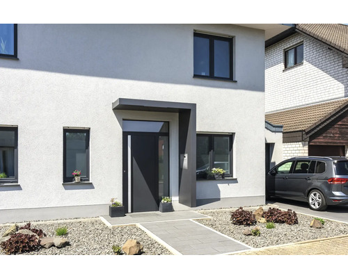 Gutta Vordach BS Plus 160 RAL 7016 anthrazit 160x90 cm Seitenteil rechts inkl.Briefkasten, integrierter Kamera,Sprechanlage Edelstahl Wasserablauf im Seitenteil Fassade eines Wohnhauses mit Haustür, Fenstern und PKW