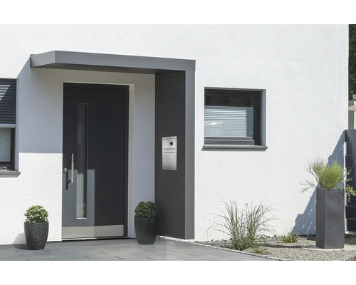 Gutta Vordach BS Plus 160 RAL 7016 anthrazit 200x90 cm Seitenteil rechts inkl. Briefkasten, integrierter Kamera und Sprechanlage Edelstahl Wasserablauf im Seitenteil Außenansicht eines Hauses mit Eingangstür, Briefkasten und Fenstern