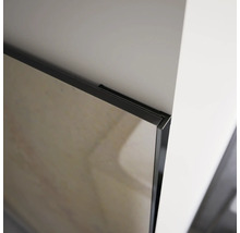 Detailaufnahme einer Leinwand mit Rahmen an der Wand