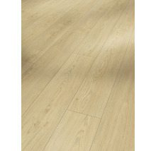 Verlegter Laminatboden mit Holzoptik.