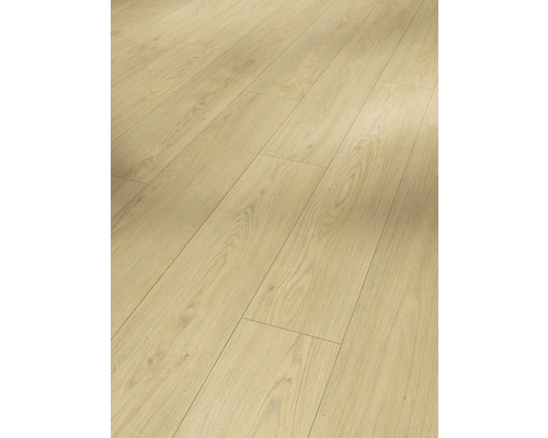 Verlegter Laminatboden mit Holzoptik.