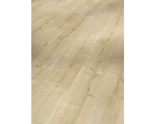 Helle Laminatbodenoberfläche in Holzoptik